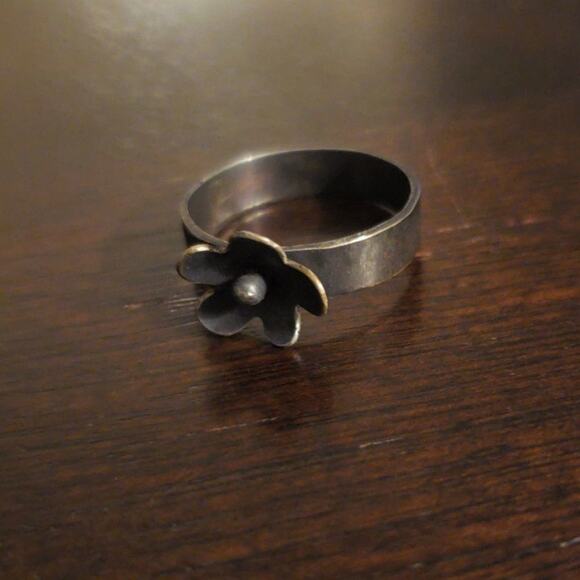 Handmade Argentium Silver Oxidized Flower Ring, size 8.25 - Picture 5 of 7